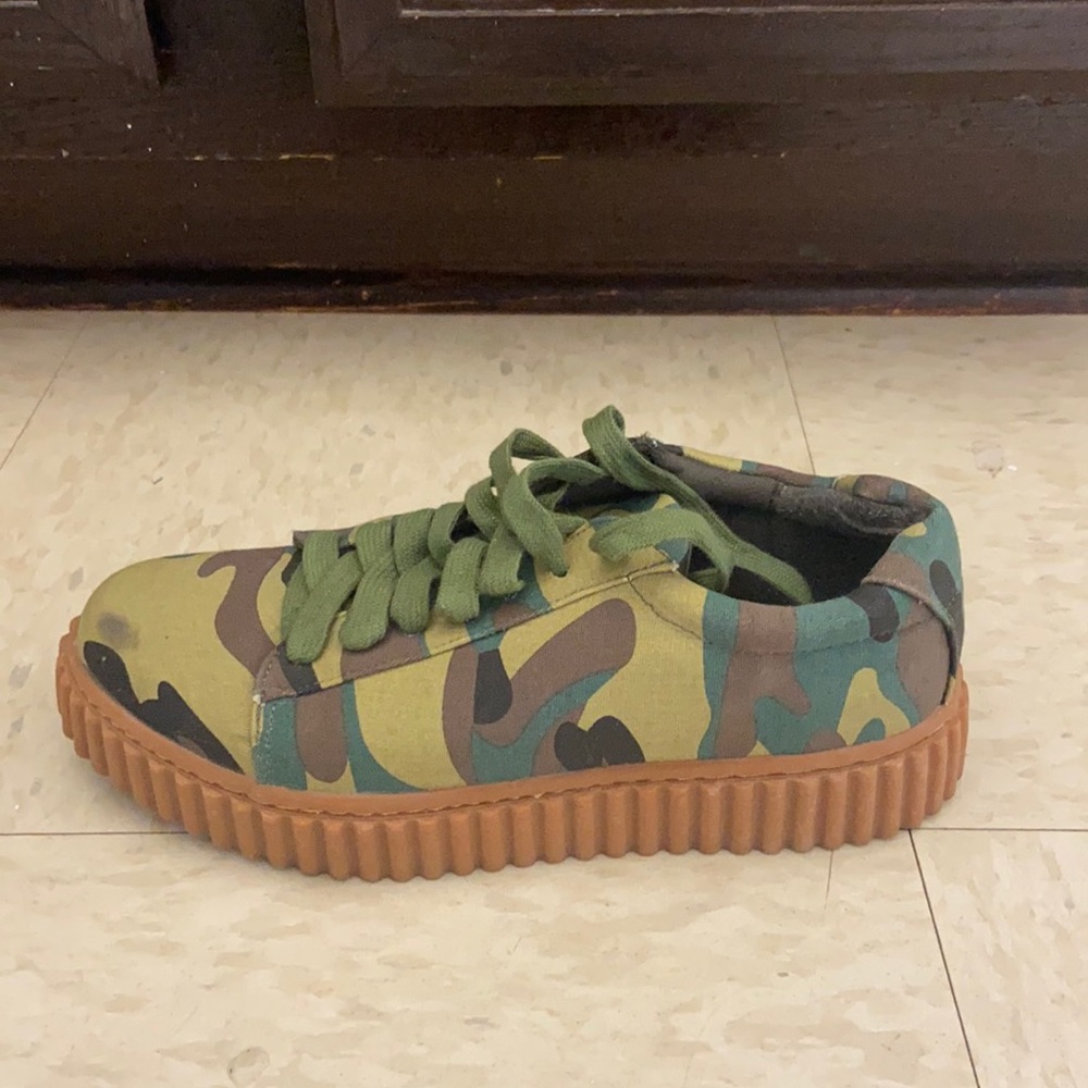 Size 6 CAMOUFLAGE sneakers. Never worn before.